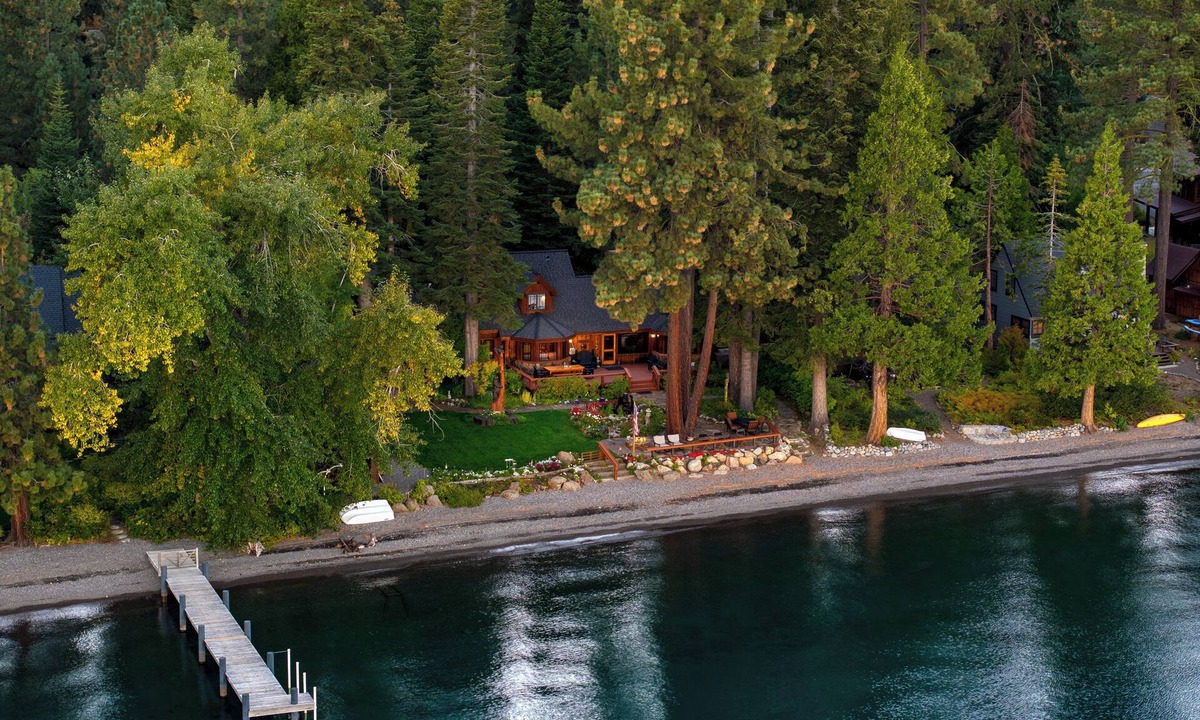 Homewood House | Homewood Lakefront by AvantStay | Private Beach & Lake Access + Views!