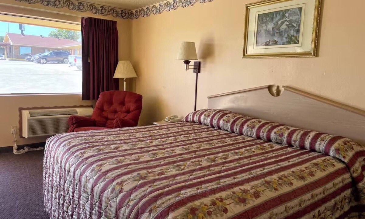 Seminole Hotel | Homey & Comfy Room w/Free Parking Perfect for Road Trippers