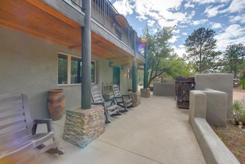Cascade-Chipita Park Apartment | Homey Mtn View Escape: 11 Mi to Garden of the Gods