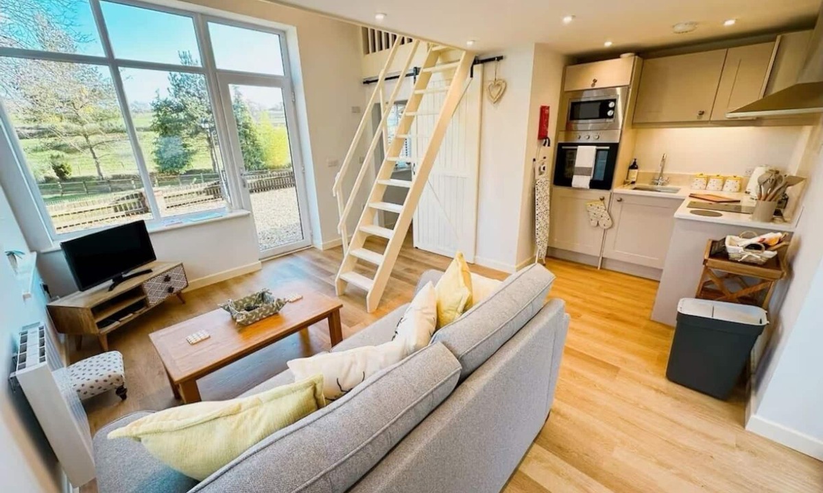 Kingswood House | Honey Bee Cottage, Tiny House, Welshpool