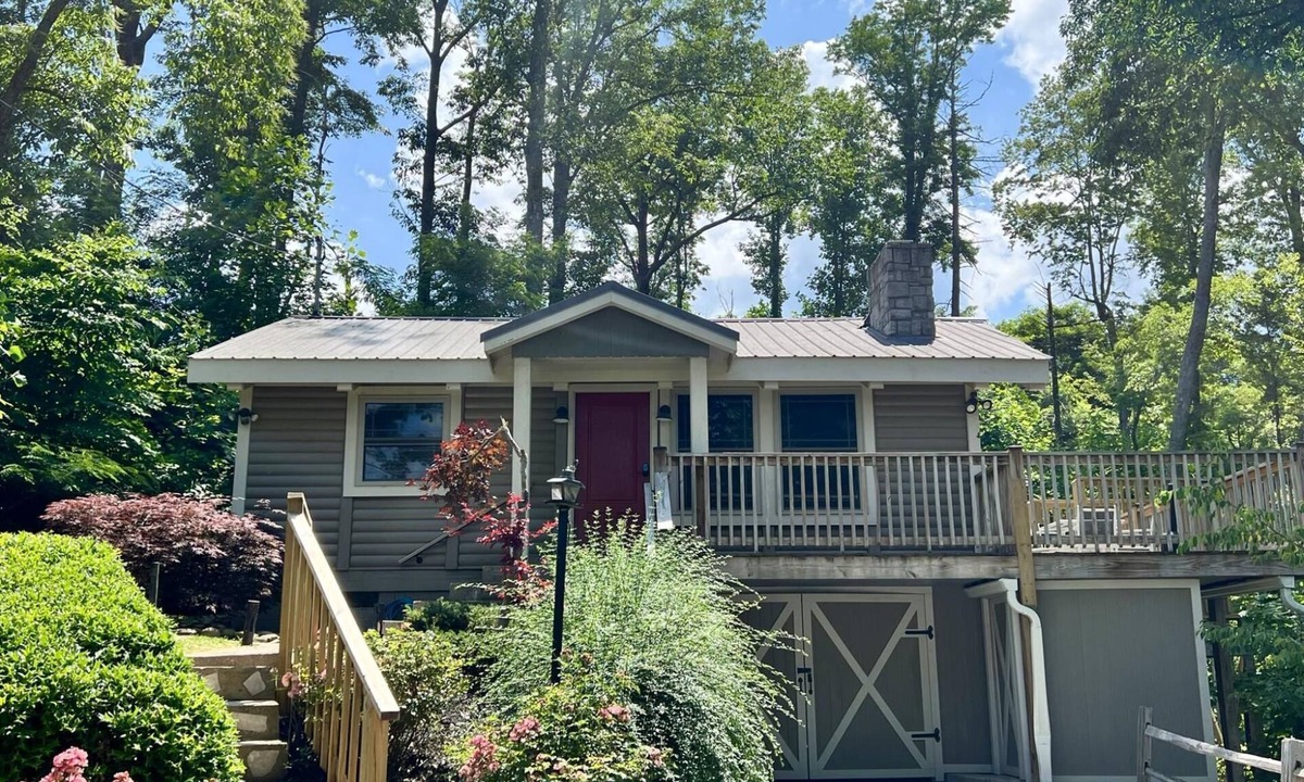 Gatlinburg Ski Chalet | Honey Bee Hideaway, nestled in the woods!