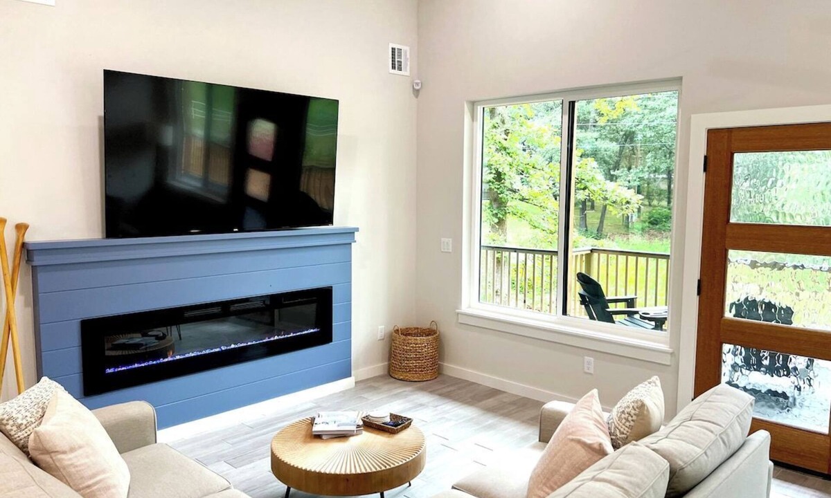 Grove House | Honey Creek Hideaway · Modern Home w/Huge Deck, 1/2 Acre, Close to Lake