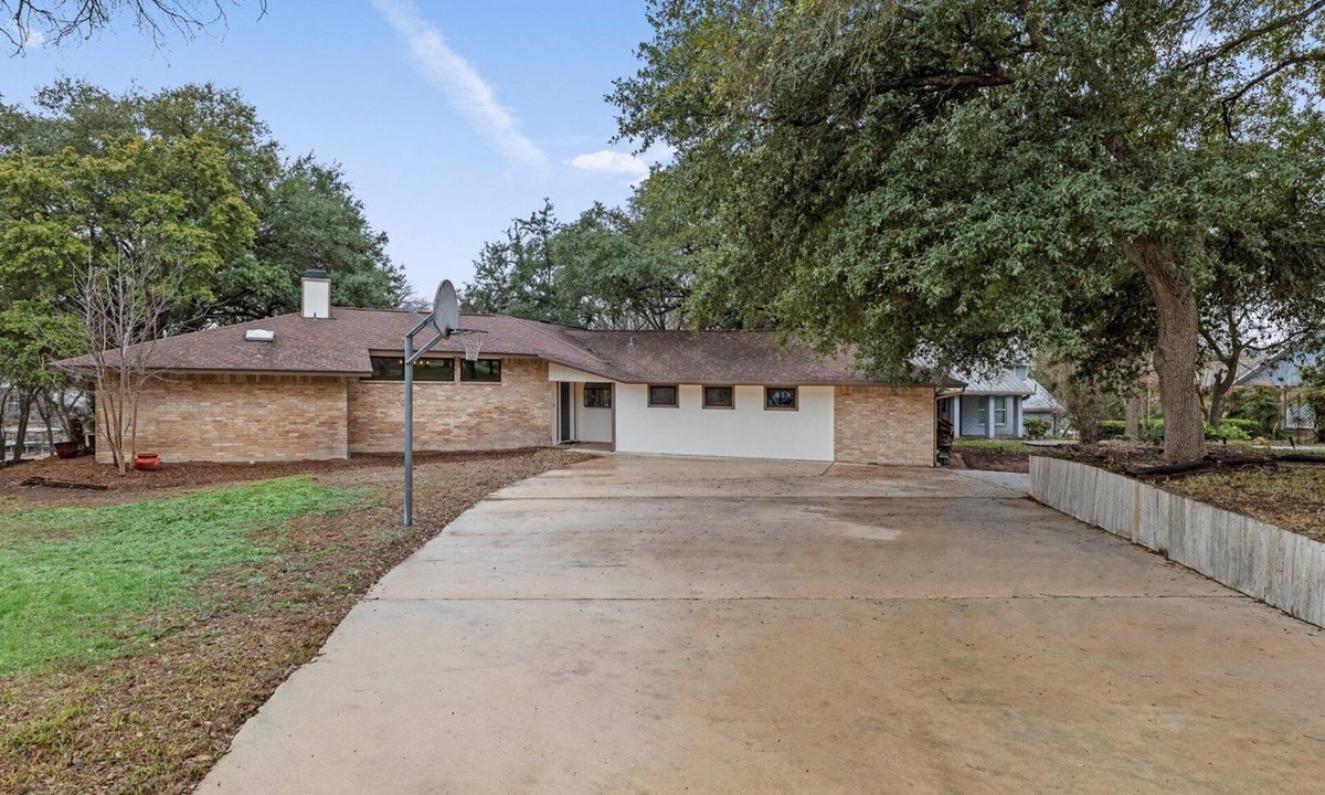 Seguin House | Honey Dreams on Lake McQueeney. Within minutes to tons of local attractions!