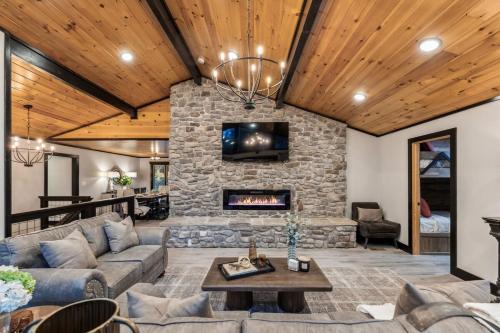 Caton House | Honeybear Hideaways - Luxurious Modern 5BR Cabin with Indoor Pool, Game Room, Hot Tub & Fireplace