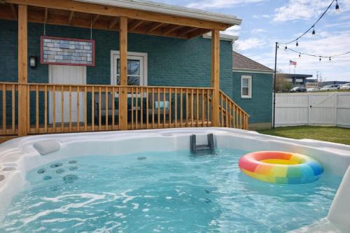 Bristol House | Honeybee Bungalow with Hot Tub