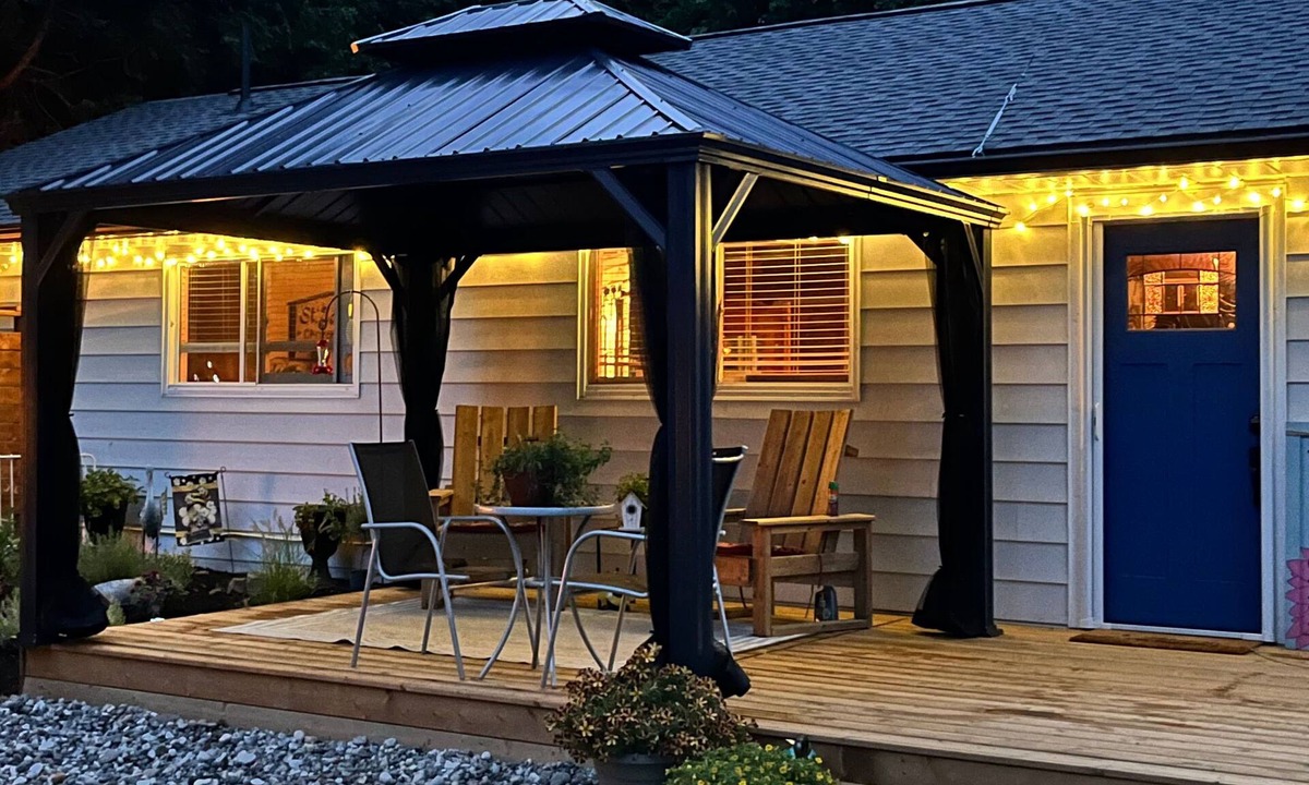 Edwardsburgh/Cardinal House | Honeybee Haven - Escape to a Serene Spring Retreat! Dog Friendly, Free Parking.