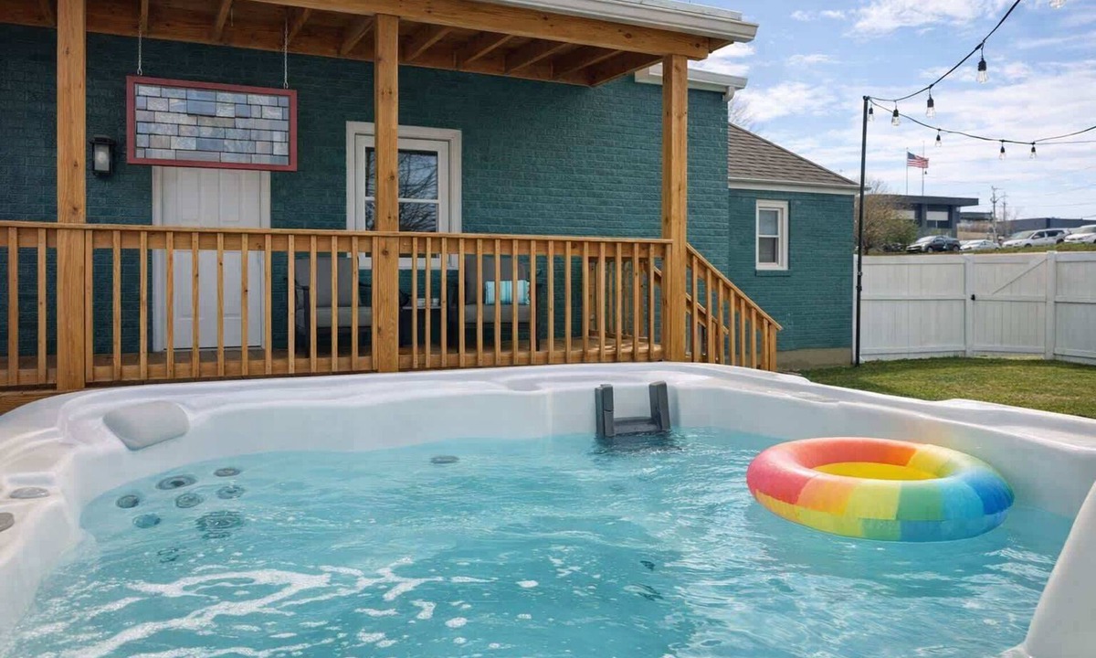 Bristol House | Honeybee Hot Tub & Fire Pit Walk to Casino