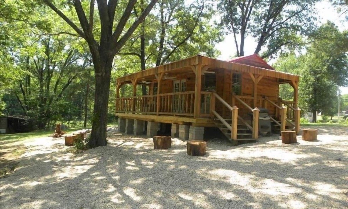 Tia Juana Cabin | Honeymoon Studio Cabin, with Hot Tub in Disney Ok