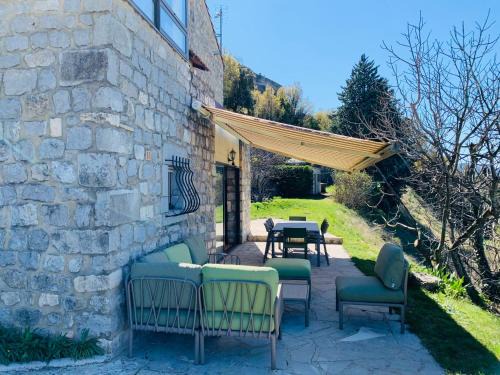 Sampzon House | HoneyMoonRock