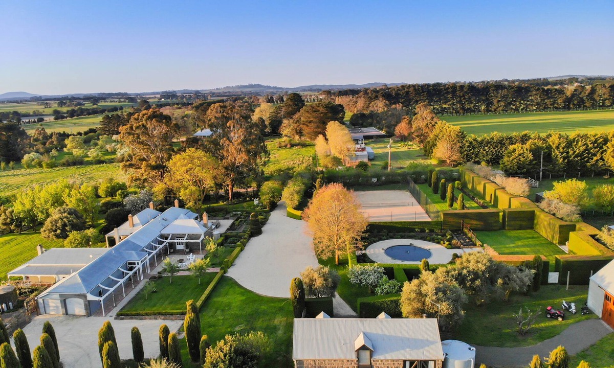 Kyneton Bed & Breakfast | Honeysuckle Barn & Garden