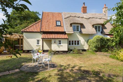 Stoke Ash House | Honeysuckle Cottage