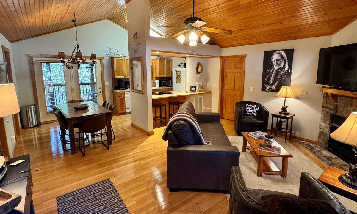 Reeds Spring Cabin | Honky Tonk Hideaway 4 mi. to SDC