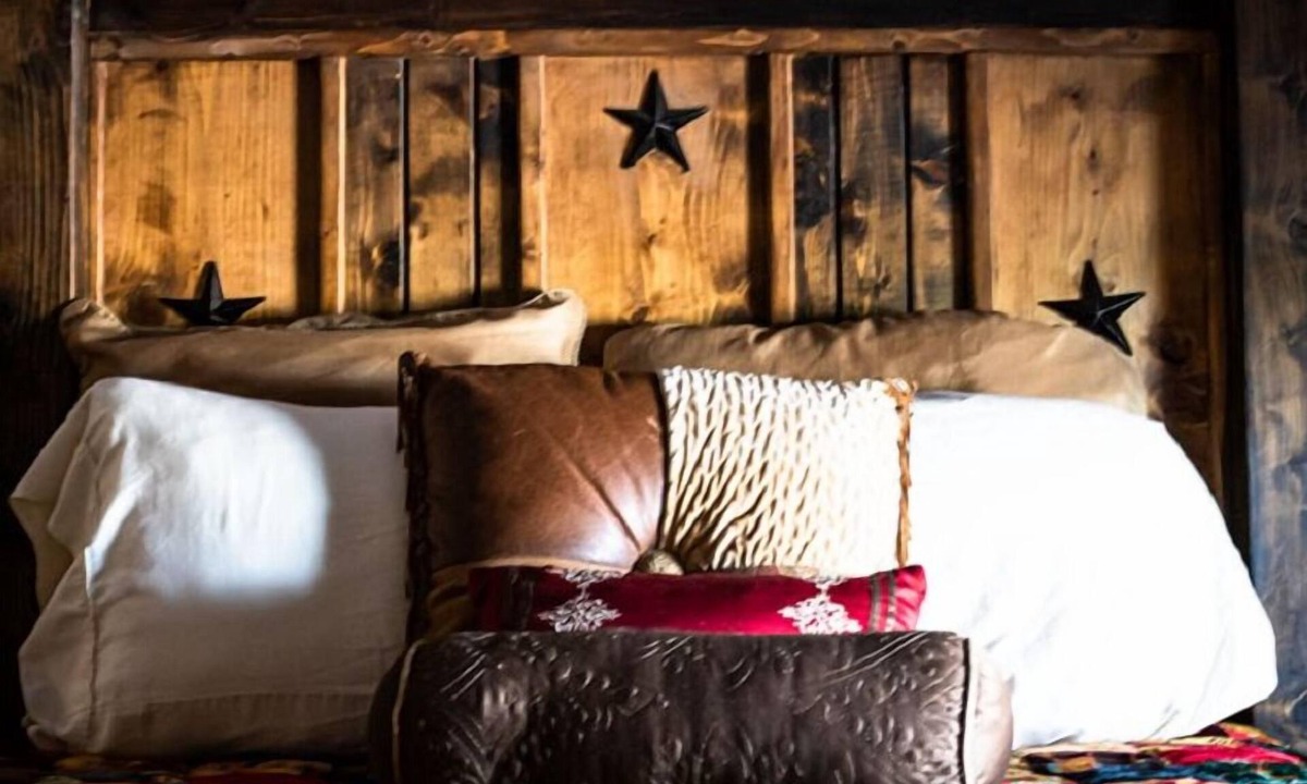 Coupland House | HonkyTonk dreams are made here! 7 rooms above a Legendary Texas Dancehall.