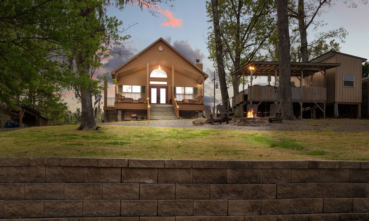Negreet Cabin | Hooked On Toledo - Lakefront Cabin on Toledo Bend - Boathouse & Dramatic Sunsets
