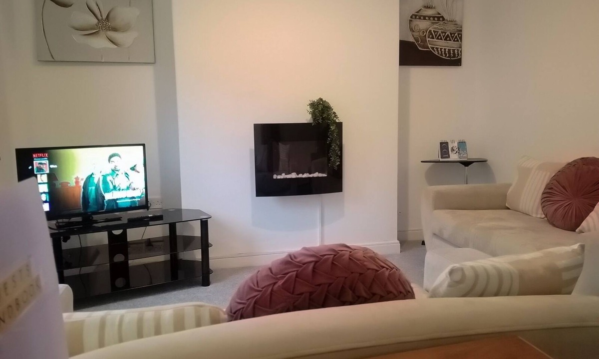 Leigh House | Hope Haven - Stylish SA, Sleeps 5