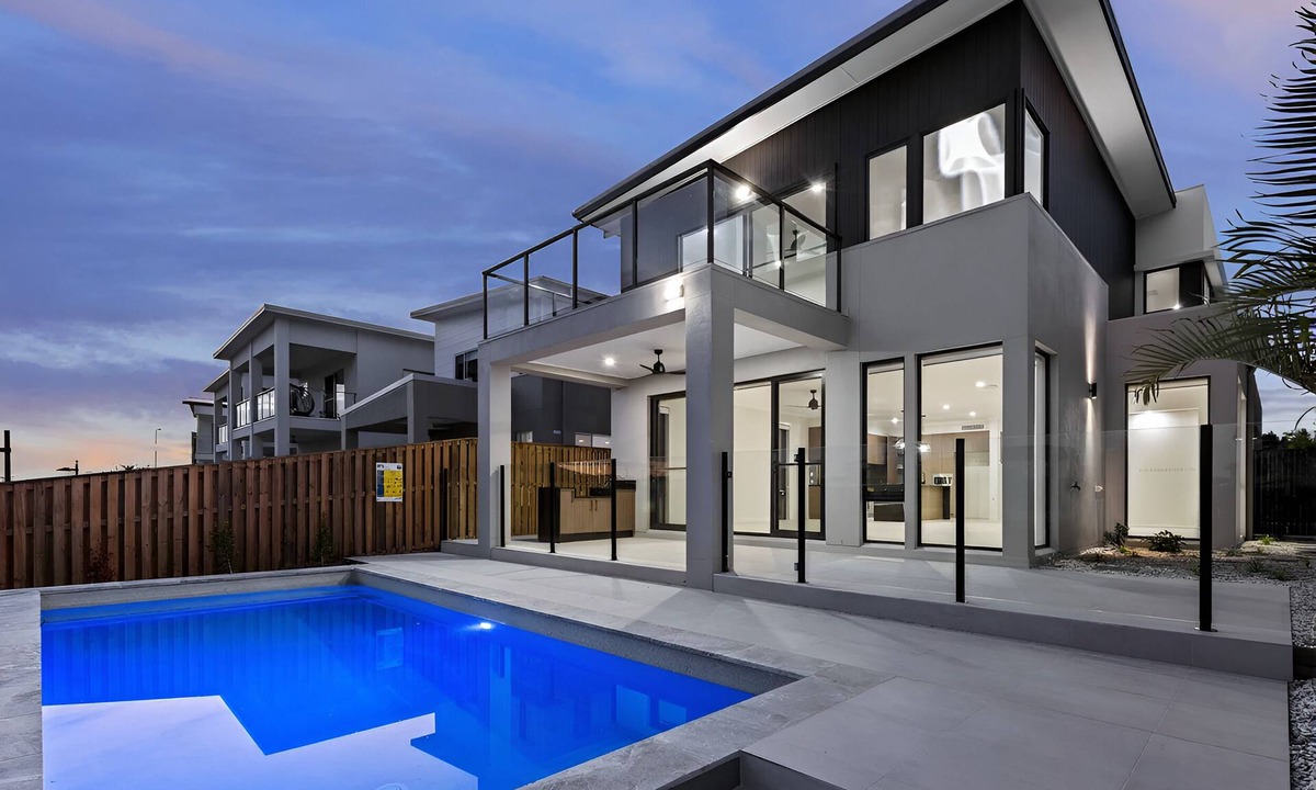 Gold Coast House | Hope Island Luxury Oasis 5BR Waterfront Escape