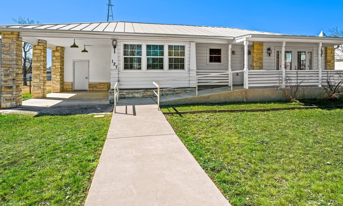 Harper House | Hopf Haus Kitchen 2/1.5 Cottage | Full Commercial Kitchen | Wheel Chair Accessible