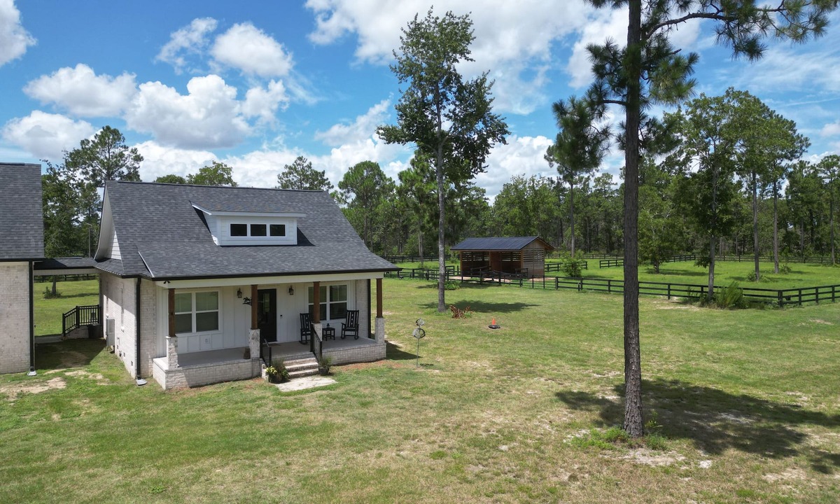 Aiken Cottage | Horse Farm Stay - King Bed - Horses Welcome!