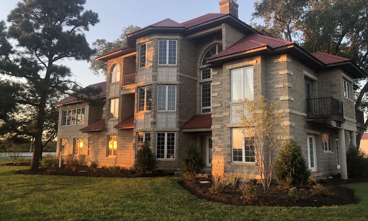 Bryant Bed & Breakfast | Horse stable 10 minutes North of Le Claire, Iowa