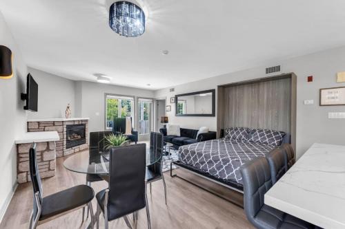 Oro-Medonte House | Horseshoe Valley ski resort Jacuzzi and King Bed
