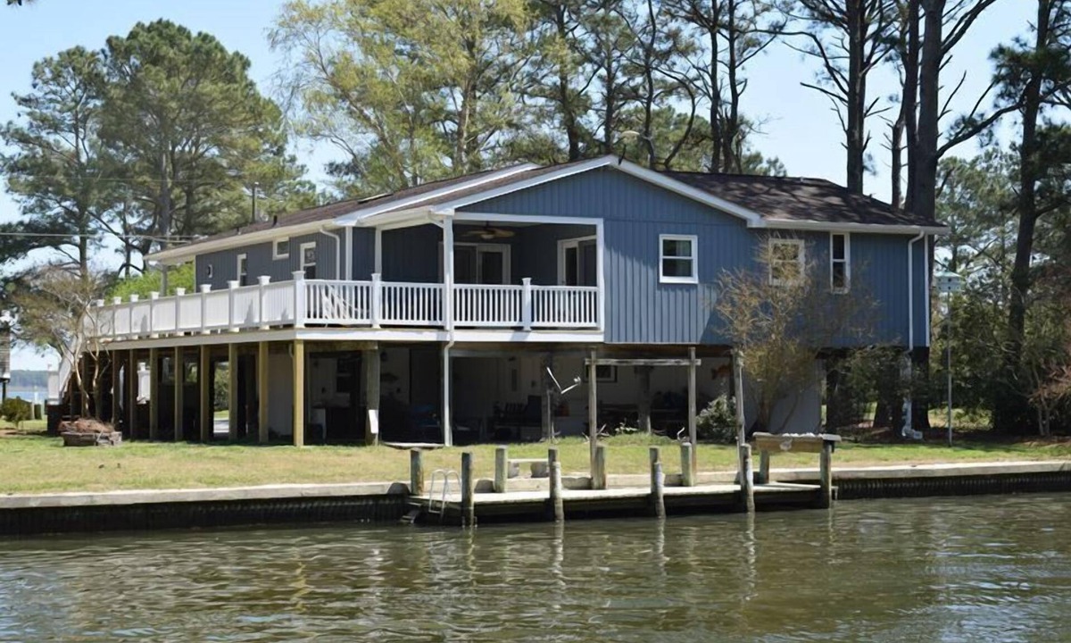 Deep Hole House | Horsin' Around