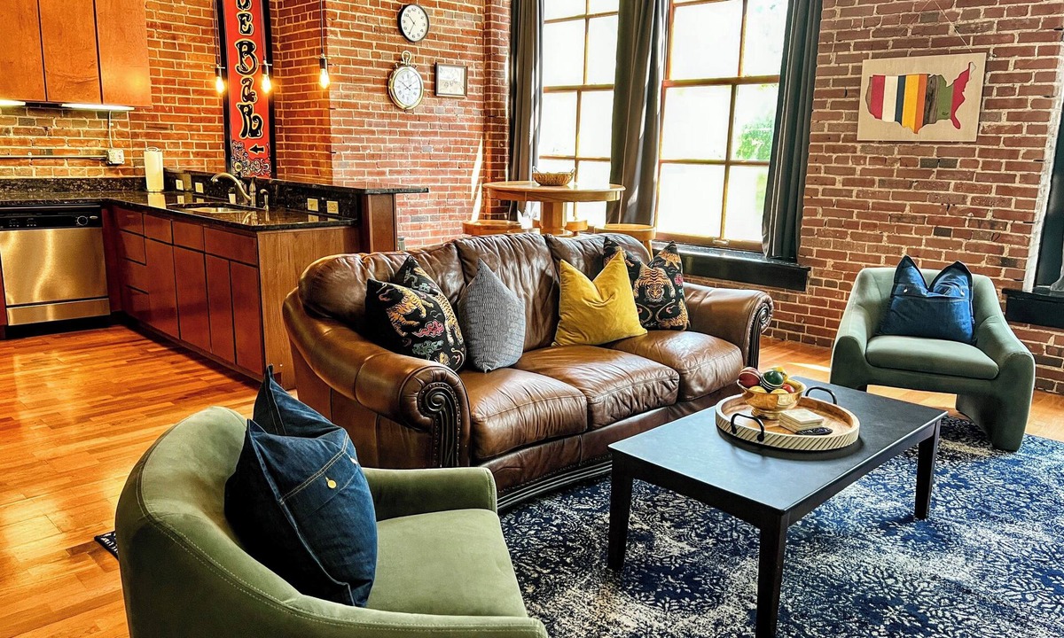 Downtown West Apartment | Host Family & Friends-DWTN STL Loft-Parking