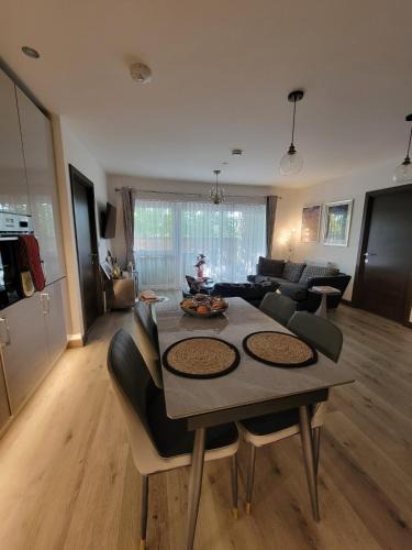 Feltham West Apartment | Host-Free Ensuite Double Bed by Heathrow