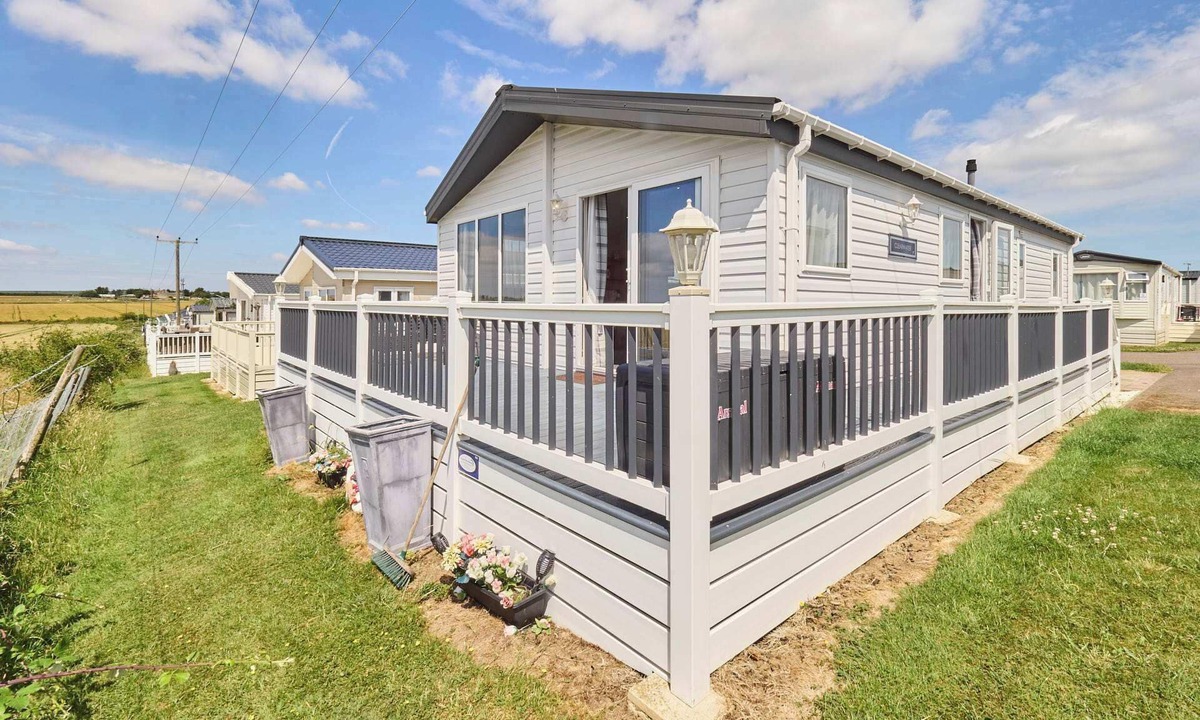 Leysdown-on-Sea Ski Chalet | Host & Stay | Clearwater Willerby Lodge