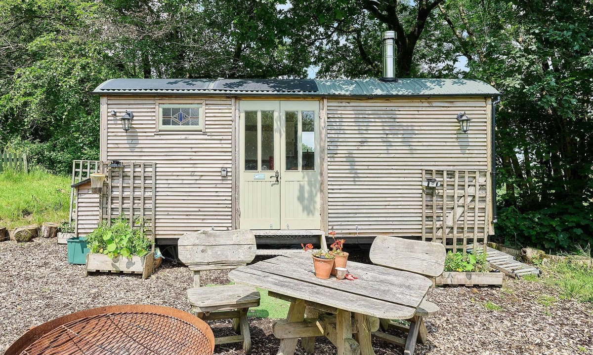 Bideford Cabin | Host & Stay | Dipple Farm Shepherds Hut