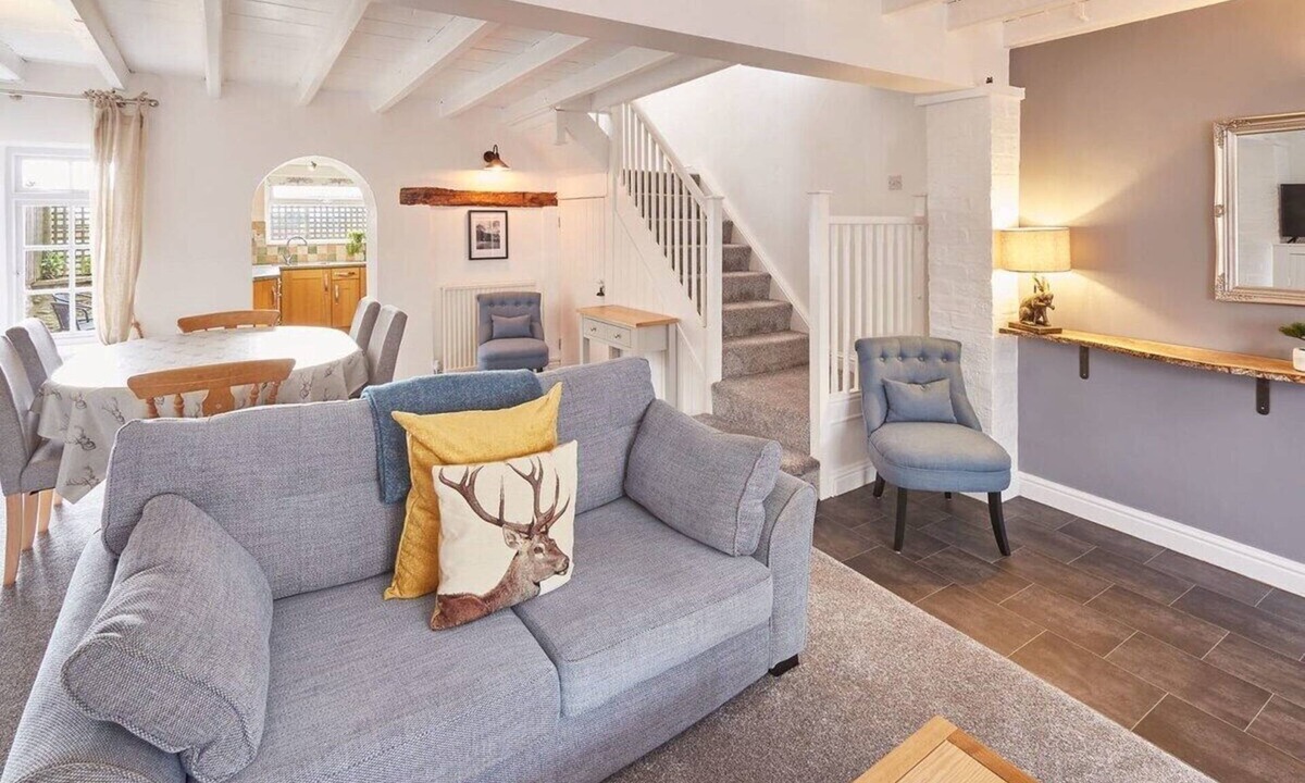 Kirkbymoorside House | Host & Stay | Dove Grey, 25 West End