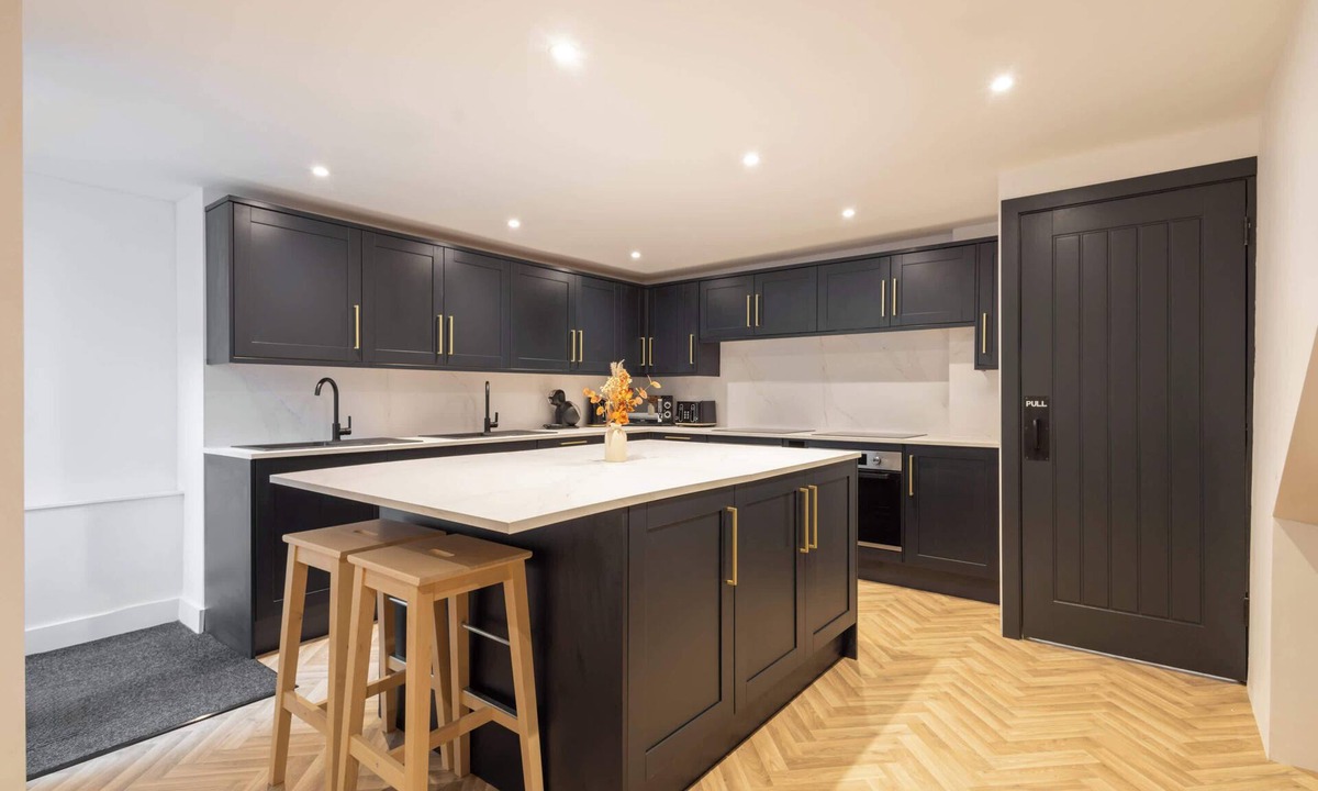 Harrogate House | Host & Stay | Dragon Parade