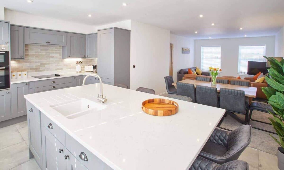 Whitby House | Host & Stay | Lemonade Arch