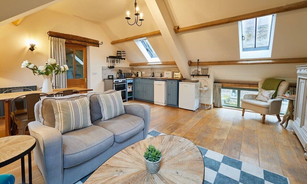 Cwmdu House | Host & Stay | Llewenau Draw