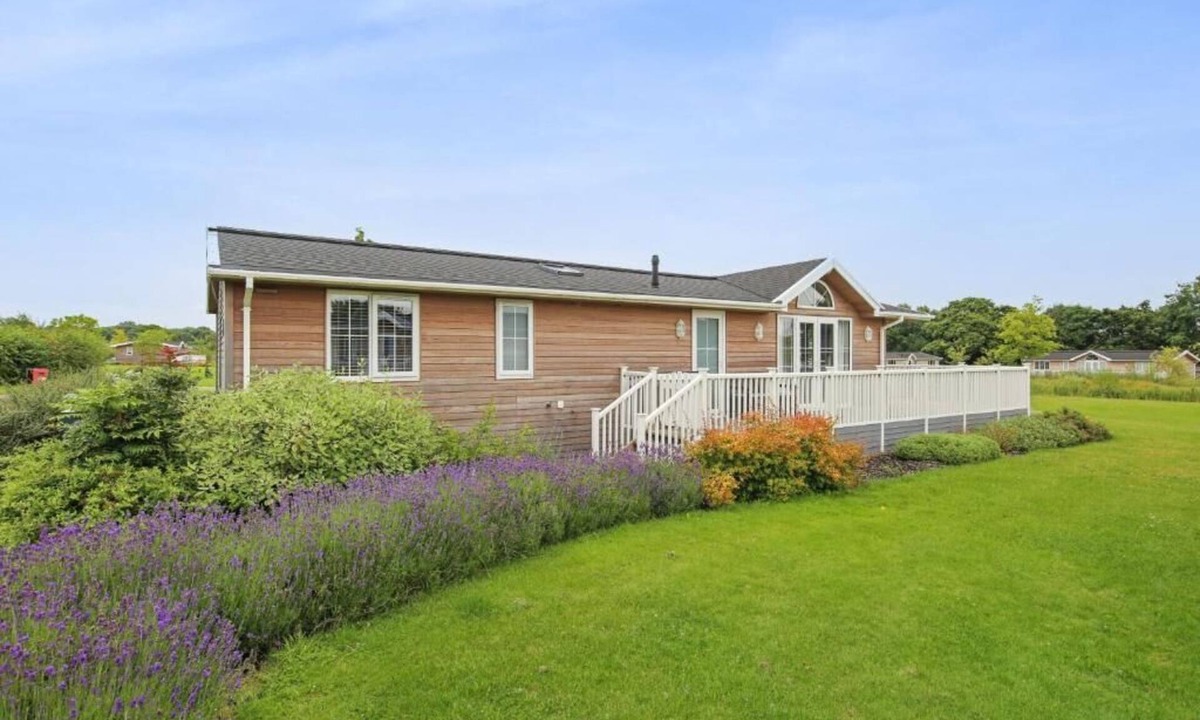 Willington House | Host & Stay | Mahonia Lodge