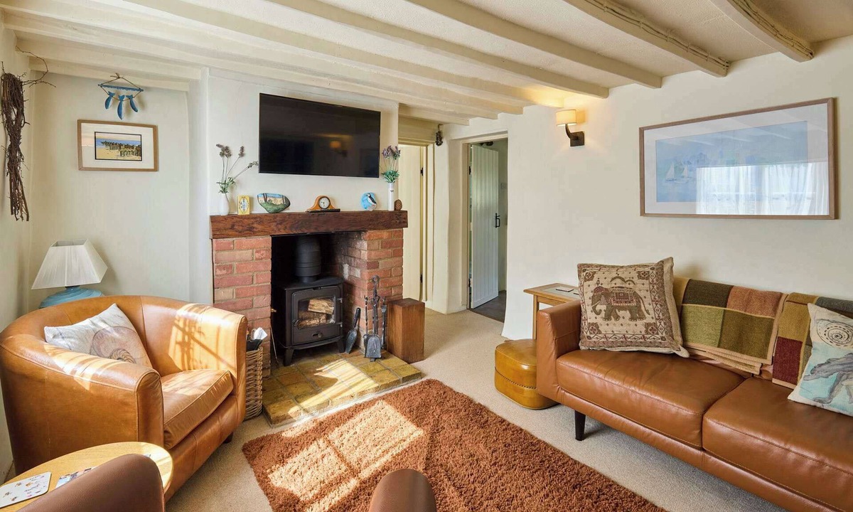 Saxthorpe House | Host & Stay | Pebble Cottage