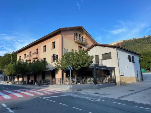 Zudaire House | Hostal Restaurante Ibaisek