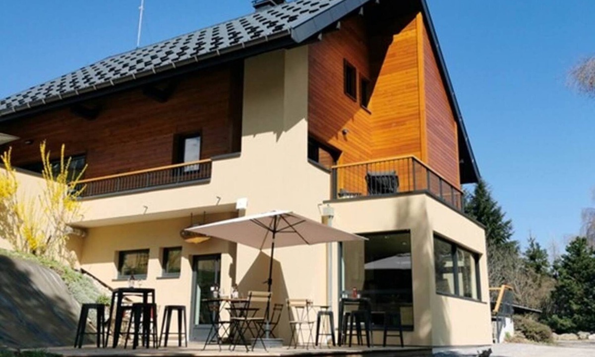 Faverges-Seythenex Ski Chalet | Hostel - Room B Single bunk beds.