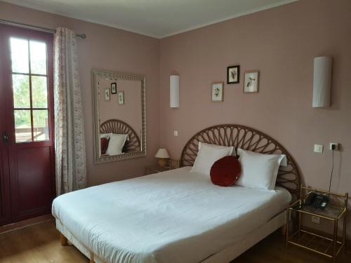 Lamorlaye Hotel | Hostellerie Du Lys