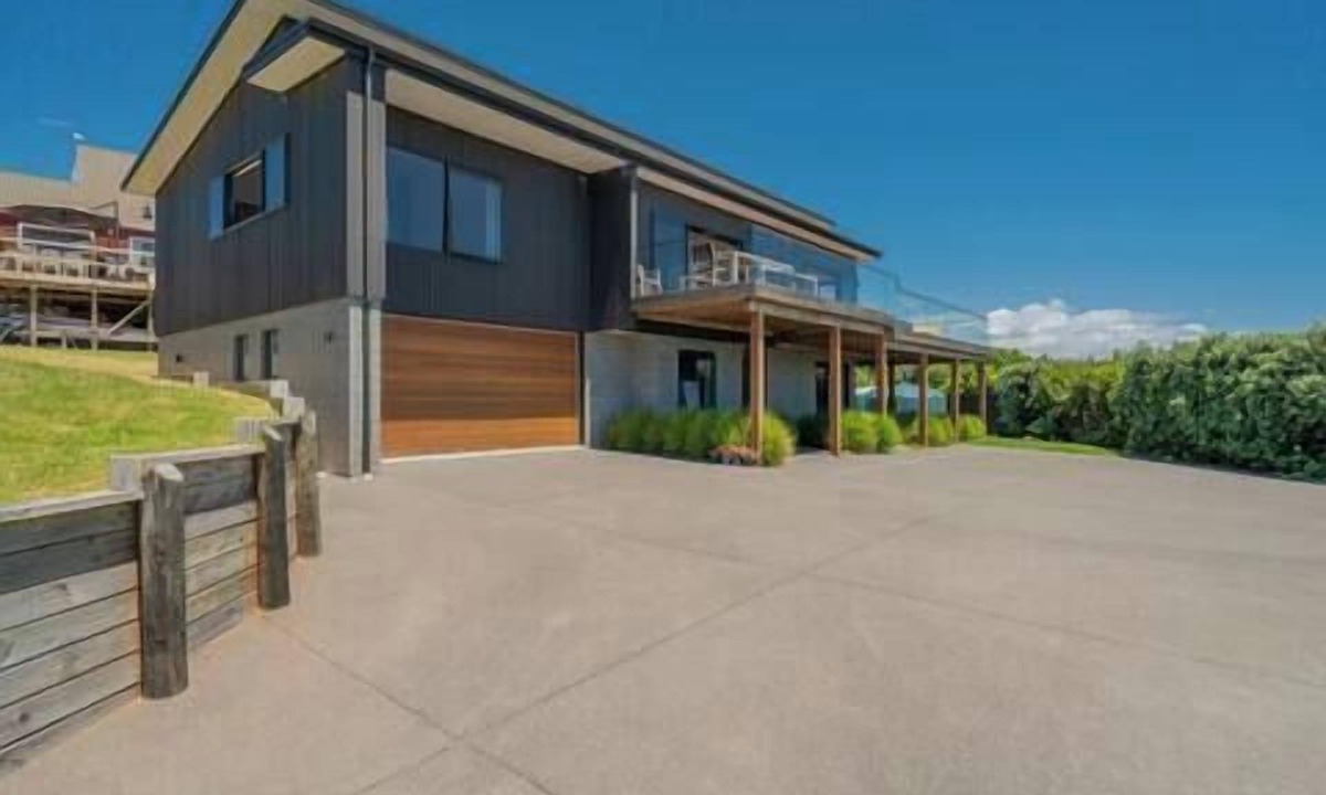 Rings Beach House | Hosts on the Coast Ataahua