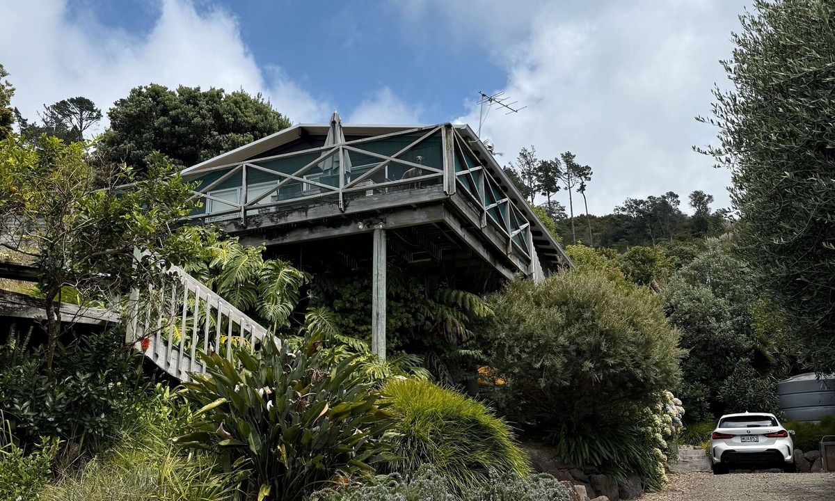 Hahei House | Hosts on the Coast Black Bach