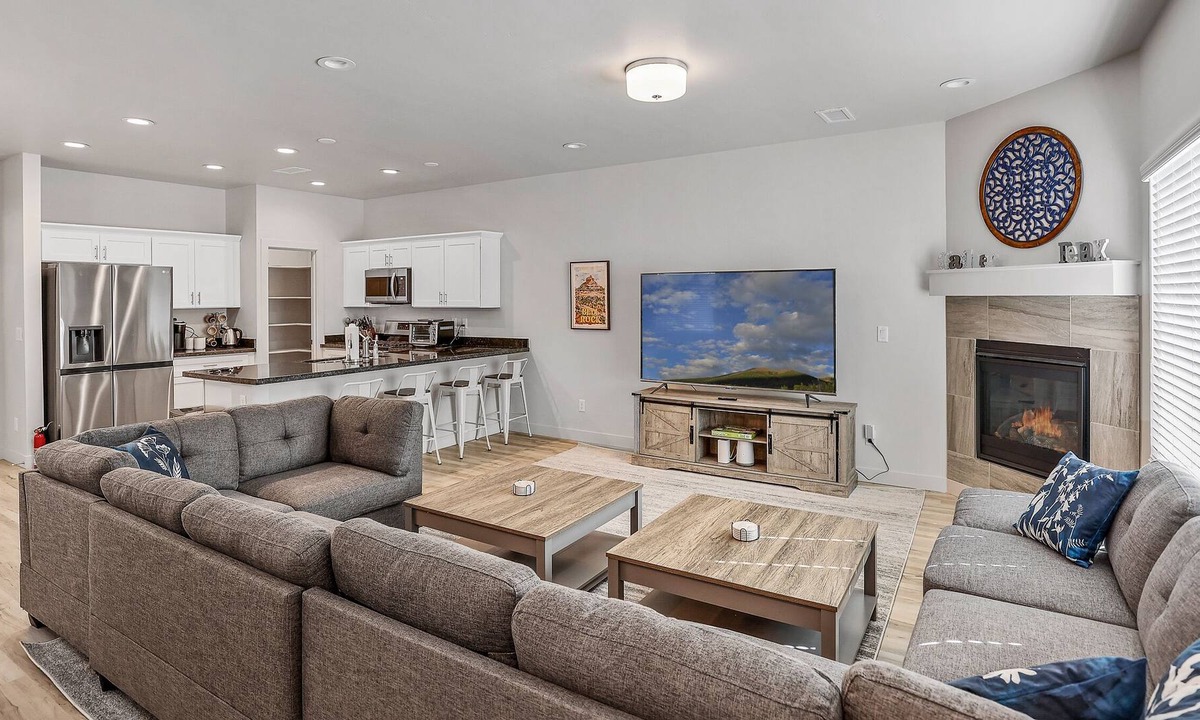 Bellemont House | Hosts up to 8! Family and Pet Friendly! Close to Grand Canyon, Bearizona, Flagstaff, Williams