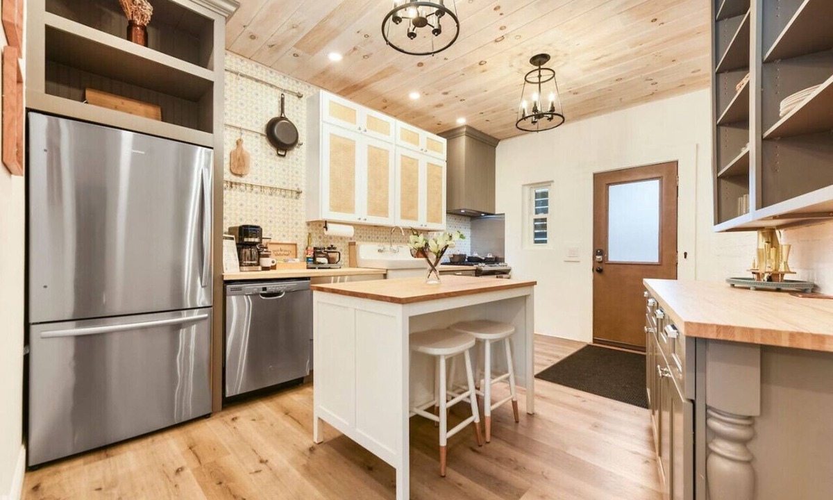 Lawrenceville House | ★ HostWise Stays ★ Serene Soaker Tub| Butler St. Dining| Free Parking