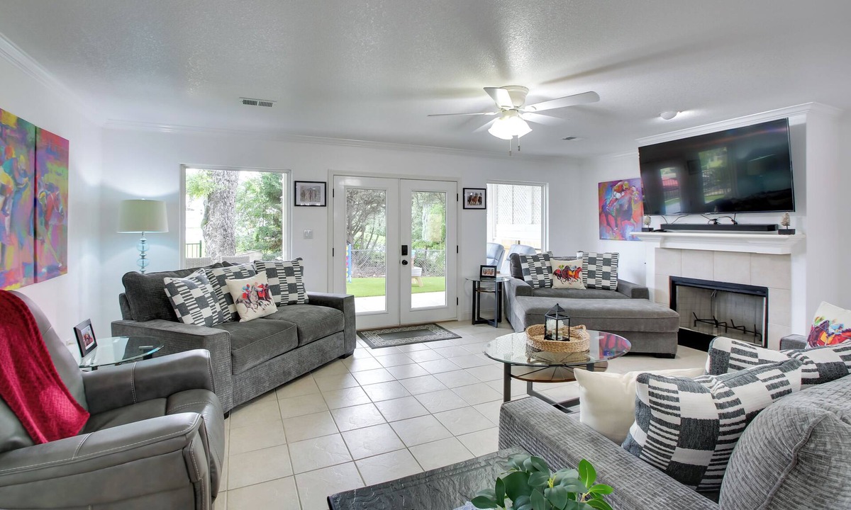 Hot Springs Apartment | Hot Springs Retreat w/Fireplace on Lake!