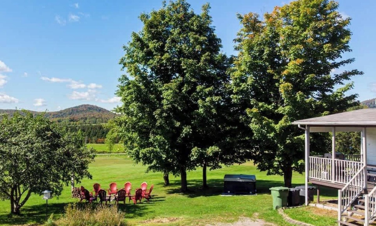 Saint-Leonard-de-Portneuf House | Hot Tub Sunsets, Mountain Views, Sleeps 10