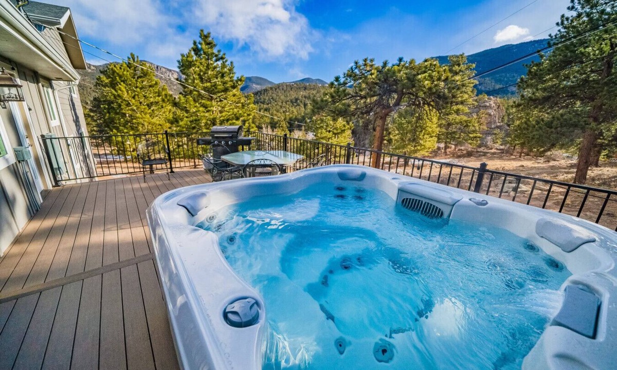 Carriage Hills Apartment | Hot tub! Amazing views, K bed, BBQ, near town & Park