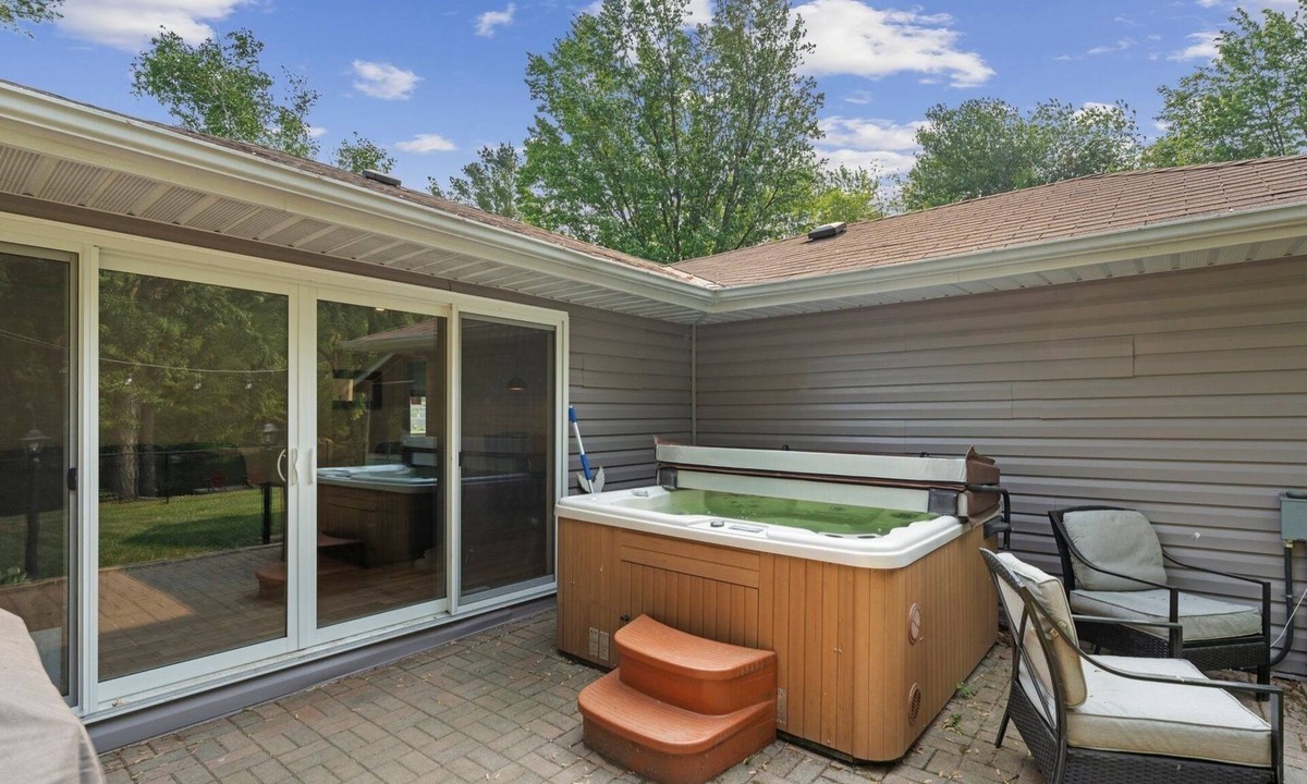 Sebright Cottage | Hot tub and swimming pool