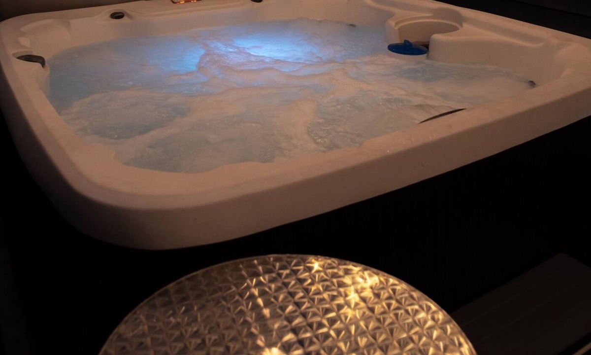 New Castle House | Hot Tub Arcadia - Relax and Play