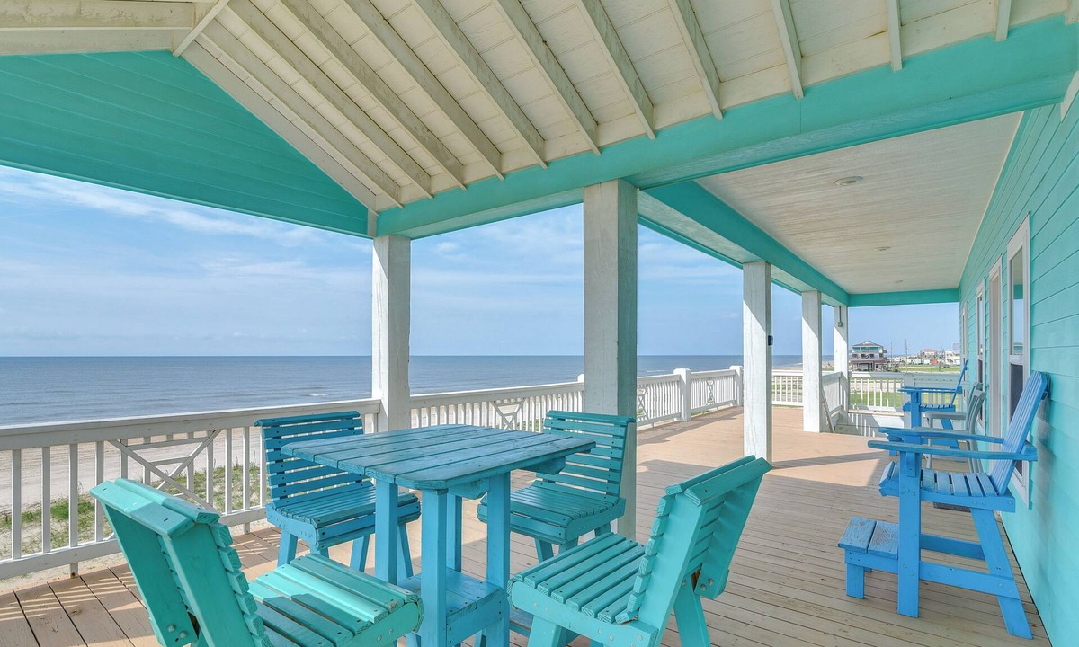 Gilchrist House | Hot Tub, Beach Access! Bay-View Gilchrist Retreat