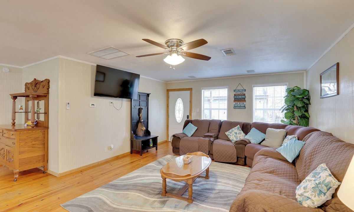 Hemphill House | Hot Tub & Boat Ramp! Home on Toledo Bend Reservoir