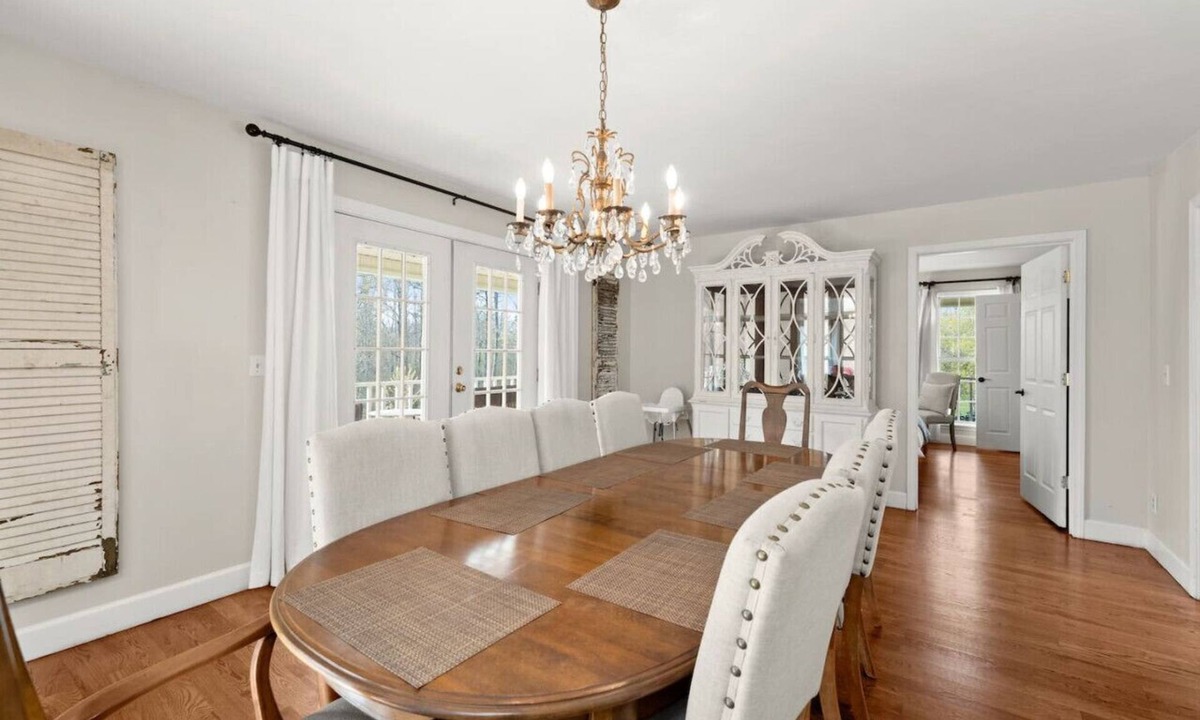 Gainesville House | Hot Tub | Corn Hole | EV Charger